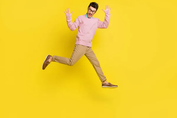 Foto de tamaño completo de joven alegre hombre feliz emocionado divertirse saltar ola hola aislado sobre fondo de color amarillo —  Fotos de Stock