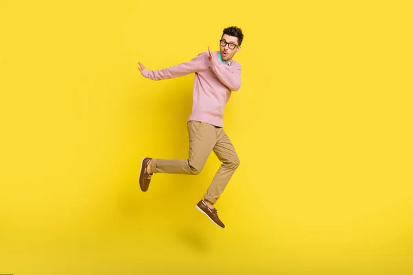 Foto de tamaño completo de joven sorprendido sorprendido hombre corriendo en el aire de los problemas aislados en el fondo de color amarillo —  Fotos de Stock