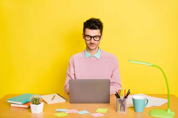 Foto do jovem homem sério estudo aprender programador cursos tipo laptop assistir webinar isolado sobre fundo de cor amarela — Fotografia de Stock