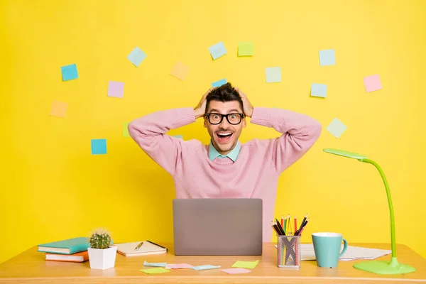 Foto van jonge gelukkig opgewonden gek verbaasd man in bril werken in laptop houd handen hoofd geïsoleerd op gele kleur achtergrond — Stockfoto