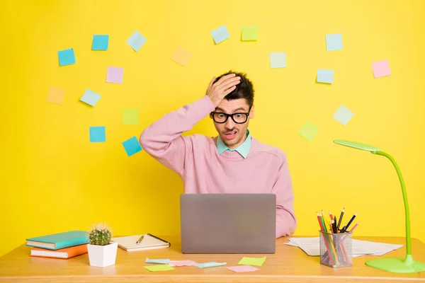 Foto van jonge ongelukkige overstuur bezorgd man in bril hebben problemen met werken in laptop geïsoleerd op gele kleur achtergrond — Stockfoto