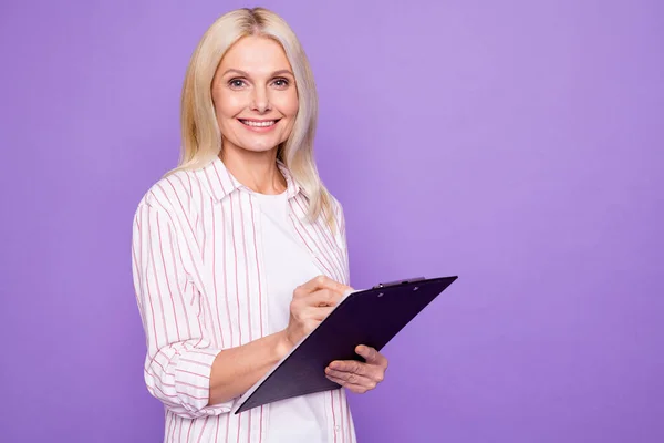 光沢のある甘い女性の年金受給者の写真は、クリップボード空のスペースを保持ストライプシャツを着用孤立紫色の背景 — ストック写真