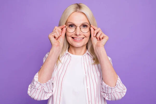 Foto di adorabile dolce donna matura vestita rosa camicia braccia occhiali isolato colore viola sfondo — Foto Stock