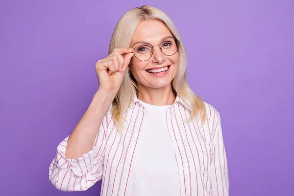 Foto di dolce donna matura lucido vestito rosa camicia braccio occhiali isolato colore viola sfondo — Foto Stock