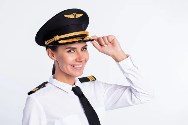 Foto van mooie schattige dame tand glimlach kijk camera dragen hoofddeksel aviator uniform geïsoleerde witte kleur achtergrond — Stockfoto
