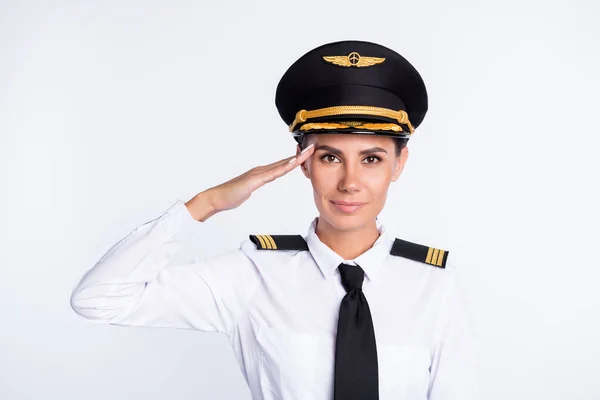 Foto von selbstbewussten Soldatinnen Salut tragen Kopfbedeckung Fliegeruniform isoliert weiße Farbe Hintergrund — Stockfoto