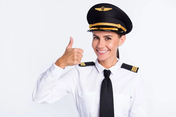 Foto do promotor piloto senhora levantar polegar até desgaste chapéu aviador uniforme isolado cor branca fundo — Fotografia de Stock