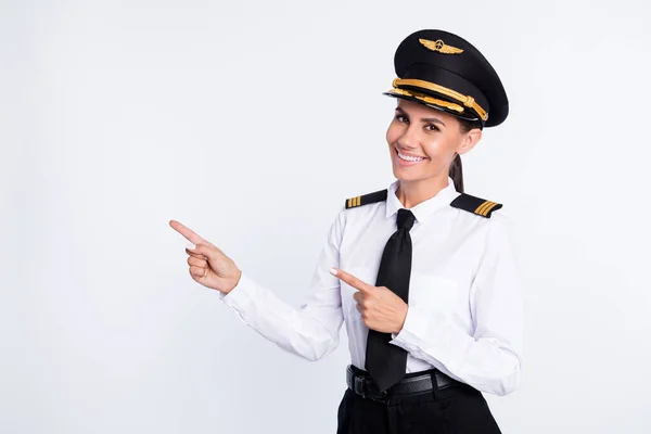 Foto von ziemlich positiven Dame direkten Finger leer Raum tragen Hut Flieger einheitliche isolierte weiße Farbe Hintergrund — Stockfoto