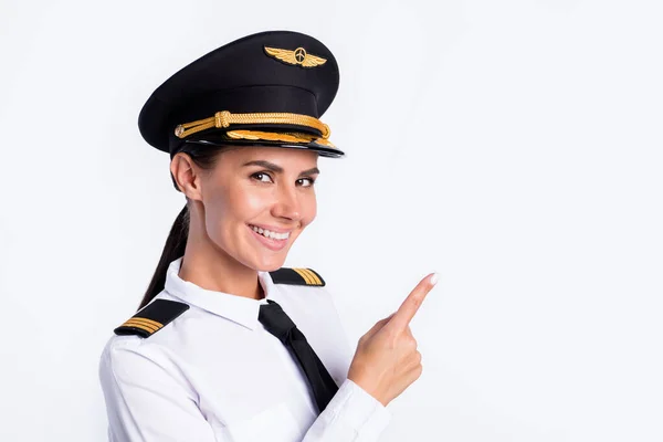 Photo de dame positive doigt direct espace vide porter chapeau aviateur uniforme isolé fond de couleur blanche — Photo