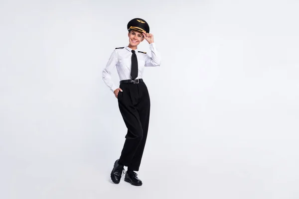 Foto van positieve mooie dame palm zak slijtage hoed aviator uniform broek schoenen geïsoleerde witte kleur achtergrond — Stockfoto