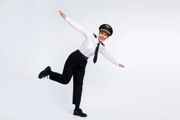 Foto de engraçado louco senhora avião pose braços asas desgaste chapéu aviador uniforme isolado cor branca fundo — Fotografia de Stock