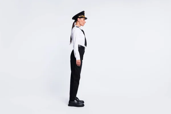 Foto de perfil de señora encantadora exitosa mirada espacio vacío desgaste aviador sombrero uniforme aislado color blanco fondo — Foto de Stock