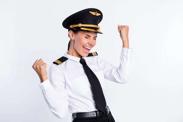 Портрет привлекательной счастливой веселой пилот девушки, радуясь удаче весело деловой поездки изолированы на белом фоне — стоковое фото