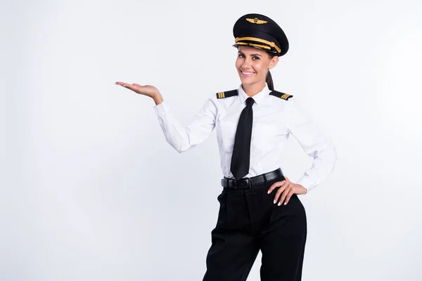 Portret van mooie vrolijke piloot meisje vasthouden op palm kopiëren lege ruimte advertentie geïsoleerd over witte kleur achtergrond — Stockfoto