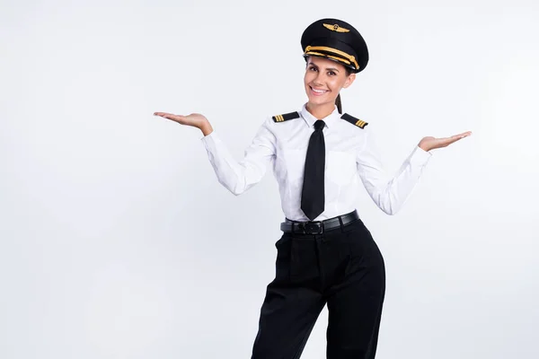 Πορτρέτο του όμορφου χαρούμενο κορίτσι πιλότος κρατώντας στην παλάμη αντίγραφο χώρο δύο παραλλαγές επιλογές που απομονώνονται σε λευκό φόντο χρώμα — Φωτογραφία Αρχείου