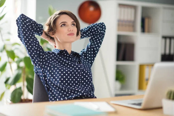 Portret van aantrekkelijke dromerige slimme meisje expert specialist zitten in stoel rusten op werkplek station binnen — Stockfoto