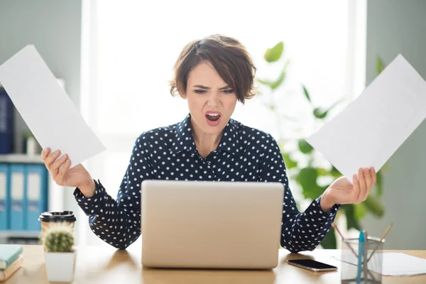 Foto retrato de una mujer de negocios preparando documentos que trabajan en la oficina abrumada con tareas de trabajo con muecas enojado — Foto de Stock