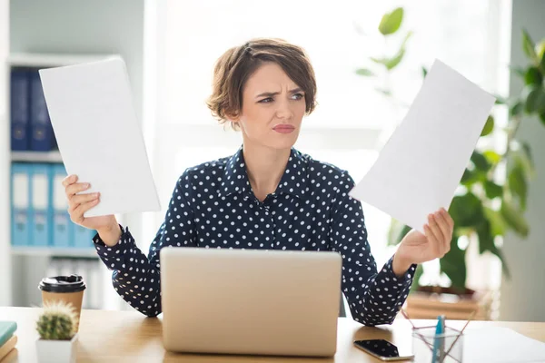 Retrato de una atractiva chica irritada especialista en finanzas que revisa el resultado de la asignación de lectura en el lugar de trabajo en interiores — Foto de Stock