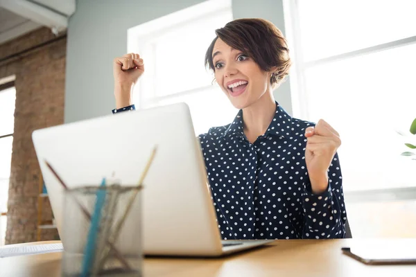 Фотопортрет деловой женщины, работающей с компьютером жест, как победитель счастлив в пятницу — стоковое фото