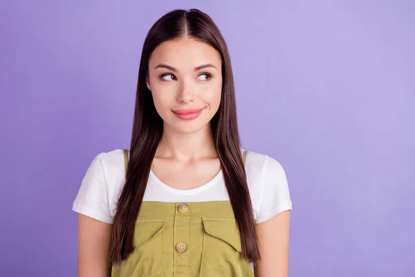 Foto von kniffligen niedlichen jungen Frau gekleidet weißes T-Shirt suchen leeren Raum lächelnd isoliert violette Farbe Hintergrund — Stockfoto