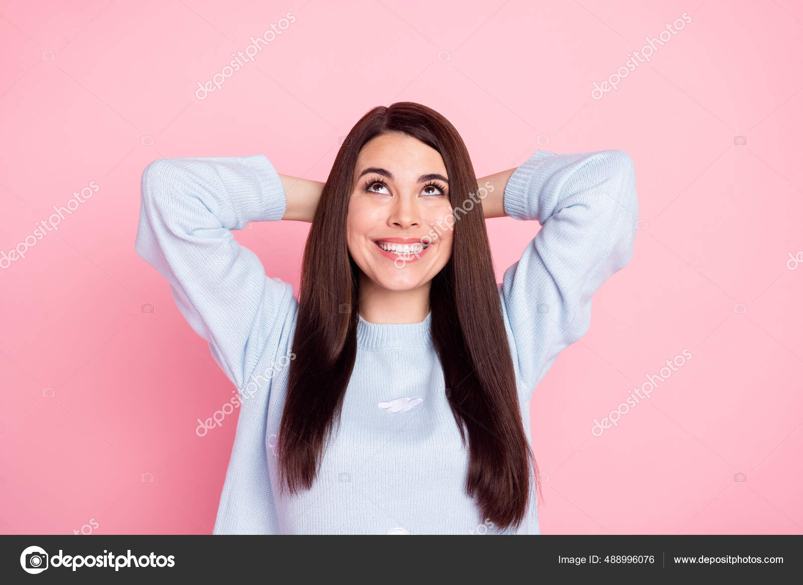 Портрет Очаровательной Радостной Дамы Руки За Головой Взгляд.