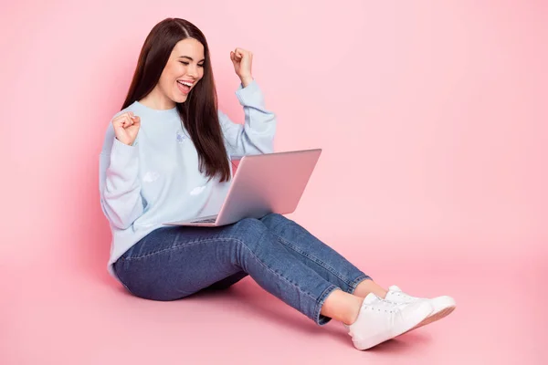 Full size zdjęcie profilu ładne hura brunetka hairdo lady siedzieć typ laptop nosić dżinsy izolowane na różowym tle — Zdjęcie stockowe