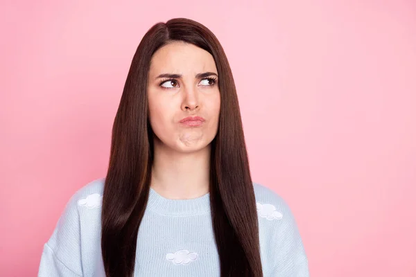 Foto de bonito pelo largo triste morena dama mirada espacio vacío desgaste suéter azul aislado sobre fondo de color rosa pastel —  Fotos de Stock