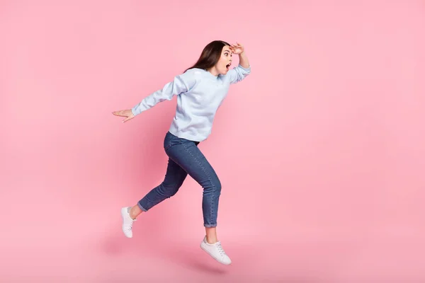 Foto de perfil de tamaño completo de bonito optimista pelo largo morena dama salto correr desgaste suéter azul aislado sobre fondo rosa — Foto de Stock