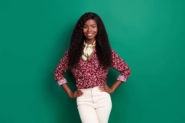 Photo of sweet charming wavy dark skin lady wear print shirt smiling arms waist isolated green color background — Stock Photo, Image