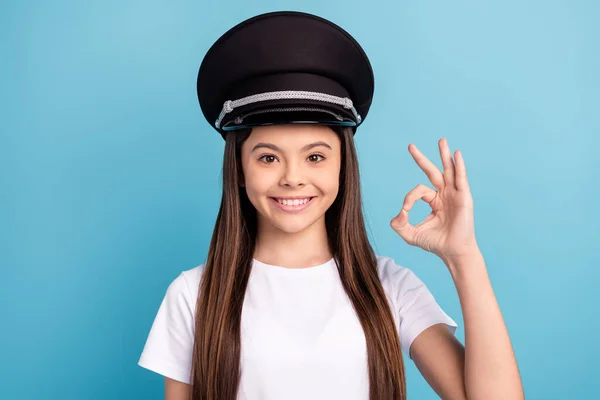 Portret van aantrekkelijke vrolijke inhoud meisje dragen hoed huilen ok-teken ad avdert geïsoleerd over helder blauwe kleur achtergrond — Stockfoto