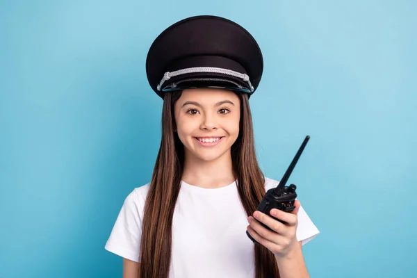 Portret van aantrekkelijke vrolijke meisje dragen hoed met behulp van radio praten spreken geïsoleerd over helder blauw kleur achtergrond — Stockfoto
