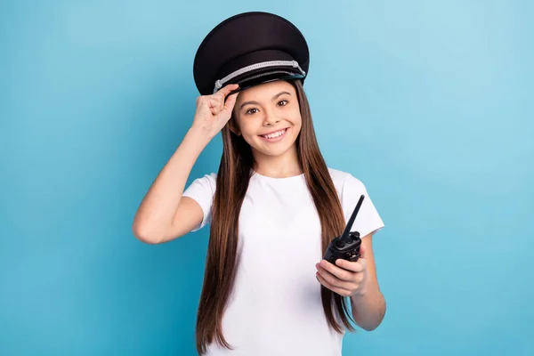 Foto van gelukkig positief lachend meisje in pilot cap hold radio set communicatie apparaat isoleren op blauwe kleur achtergrond — Stockfoto