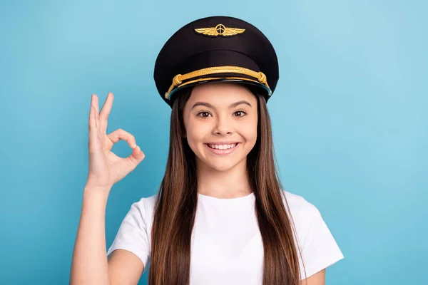 Portret van aantrekkelijke vrolijke meisje kapitein dragen hoed huilen ok-teken advertentie geïsoleerd over helder blauwe kleur achtergrond — Stockfoto