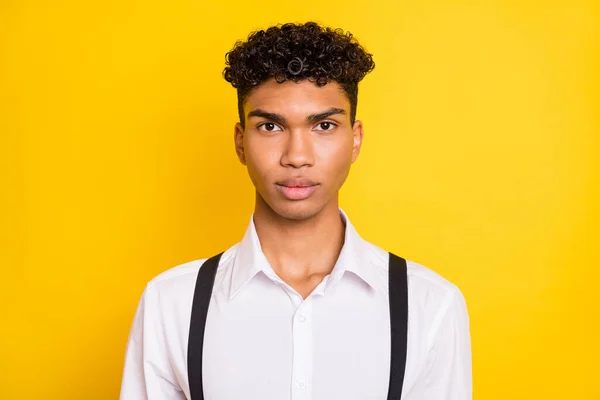 Foto portret van ernstige Afro-Amerikaanse man geïsoleerd op levendige geel gekleurde achtergrond — Stockfoto