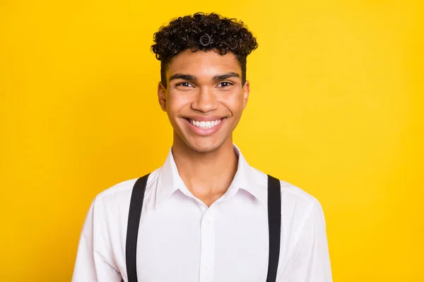 Neşeli adamın fotoğrafı Bak kamera dişlek gülüş gömlekli pantolon askıları izole edilmiş sarı arka plan — Stok fotoğraf