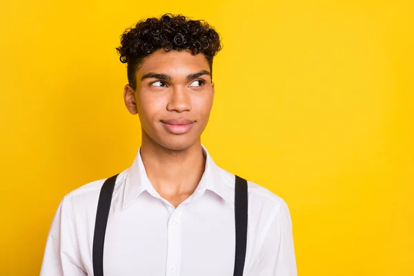 Foto portret van Afro-Amerikaanse man op zoek naar lege ruimte geïsoleerd op levendige geel gekleurde achtergrond — Stockfoto