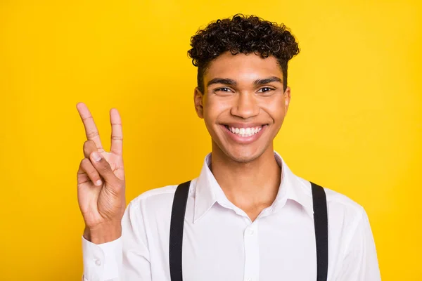 Afro-Amerikalı bir adamın canlı sarı renkli arka planda V-işareti gösteren fotoğrafı. — Stok fotoğraf