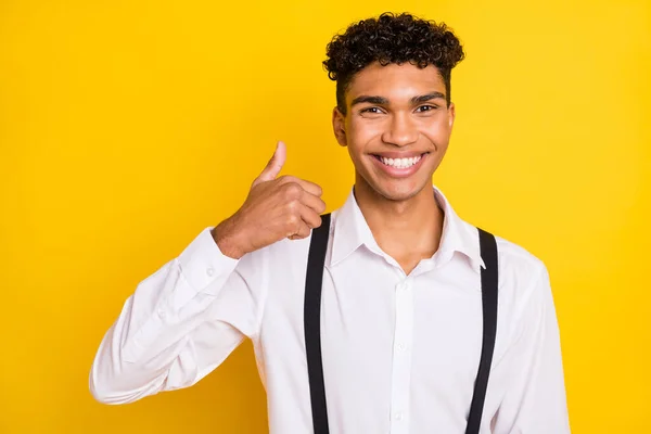 Foto portret van Afro-Amerikaanse man tonen duim omhoog geïsoleerd op levendige geel gekleurde achtergrond — Stockfoto