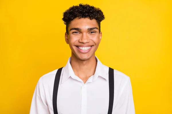 Foto ritratto di ragazzo afro-americano sorridente isolato su vivido sfondo giallo — Foto Stock