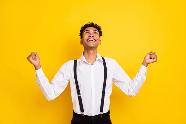 Foto ritratto dell'uomo afro-americano che prega guardando verso l'alto celebrando isolato su sfondo giallo vivido — Foto Stock