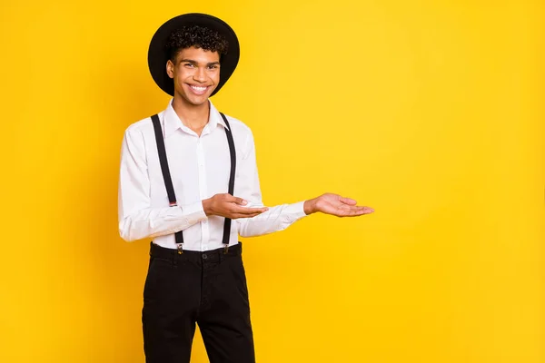 Afro-Amerikan bir adamın iki eli sarı renkli arka planda boş bir yer gösteren fotoğrafı. — Stok fotoğraf