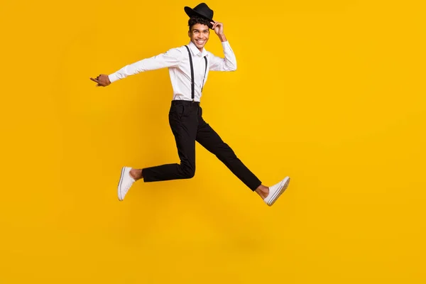 Retrato fotográfico completo del hombre afroamericano corriendo quitándose el sombrero saltando aislado sobre un fondo de color amarillo vivo — Foto de Stock