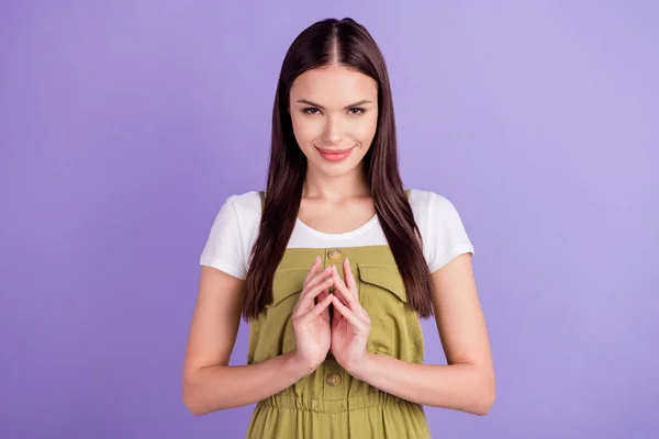 Photo de délicate jeune femme drôle habillé blanc t-shirt mains bras ensemble souriant isolé couleur violette fond — Photo