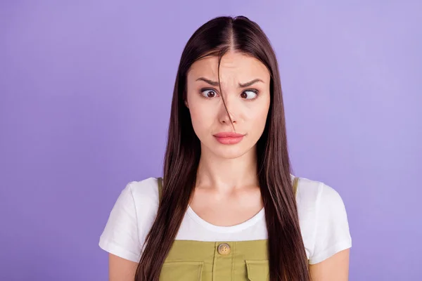 Retrato de atractiva alegre funky infantil de pelo castaño chica mueca engaño aislado sobre púrpura violeta color de fondo — Foto de Stock