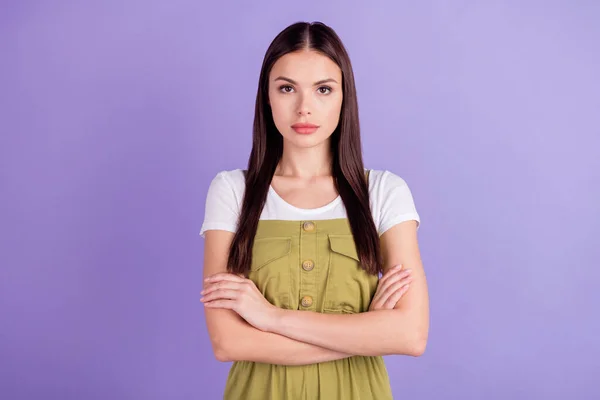 Foto von entzückenden selbstbewusste junge Frau gekleidet weißen T-Shirt Arme gekreuzt isoliert violette Farbe Hintergrund — Stockfoto