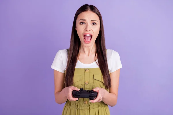 Foto van ongelukkige boos boos vrouw houd handen joystick schreeuwen spel gestrest geïsoleerd op violette kleur achtergrond — Stockfoto