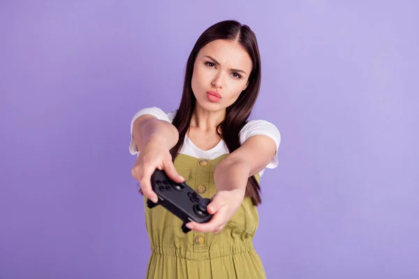 Foto di carino sconvolto giovane donna vestita kaki playstation generale perdente isolato colore viola sfondo — Foto Stock