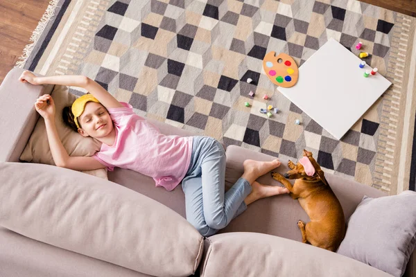 Oben über dem Hochwinkel Ansicht Porträt von attraktiven fröhlich preteen Mädchen ruht mit Hündchen auf gemütlichen Sofa schlafen zu Hause Haus Wohnung drinnen — Stockfoto