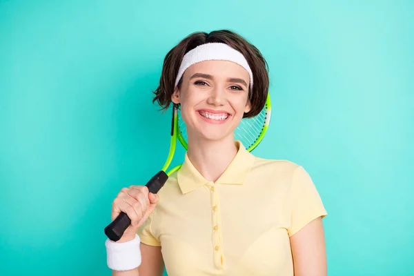 Portret van mooie sportieve vrolijke meisje houden in de hand racket geïsoleerd over heldere teal turquoise kleur achtergrond — Stockfoto