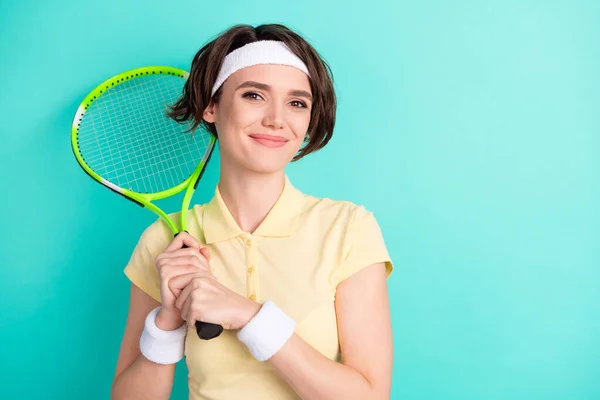 Portret van leuke schattige zelfverzekerde sportieve vrolijke meisje houden in de hand racket geïsoleerd over heldere teal turquoise kleur achtergrond — Stockfoto